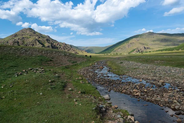 Moğolistan dağlarındaki güzel dağ manzarası