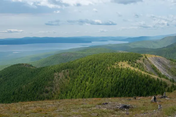 Khovsgol Gölü manzarası.