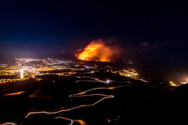 Gece gökyüzü La Palma yanardağının patlaması ile