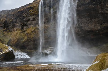 İzlanda 'daki Foss Şelalesi.