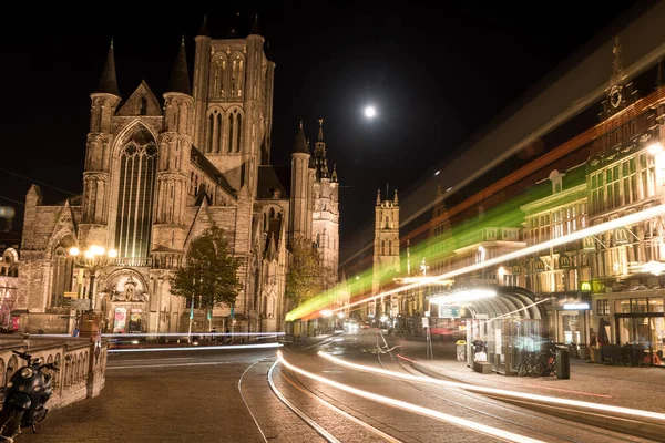 Gent 'in merkezinde dolunay var.