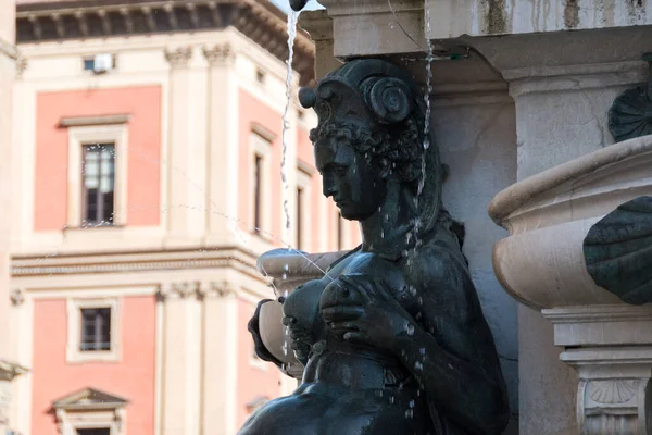 意大利博洛尼亚市中心的一个喷泉的细节 — 图库照片