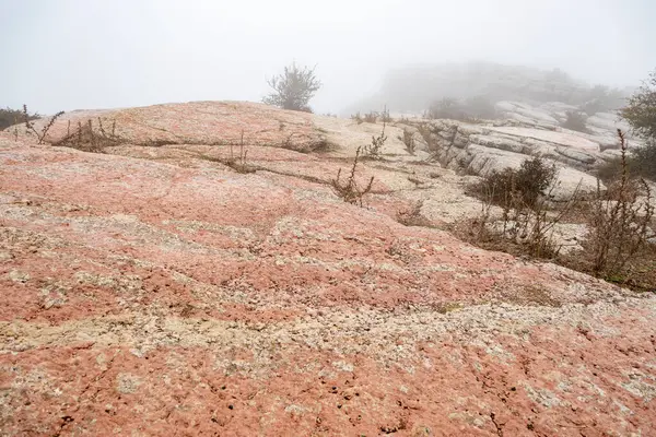 Torcal Antequera 'da pembe taşlar, Malaga, İspanya