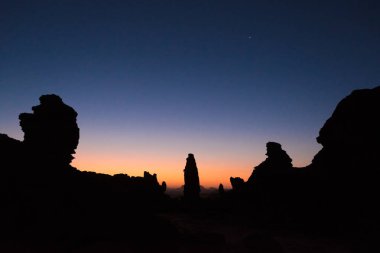 Ennedi Çölü 'nde gün batımı, Chad, Afrika