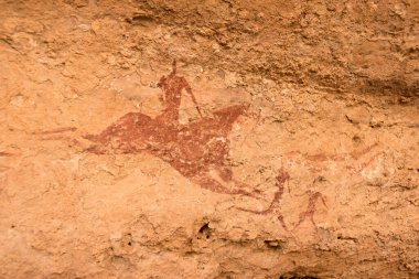 Ennedi Çölü 'ndeki kırmızı boya kayası Chad.