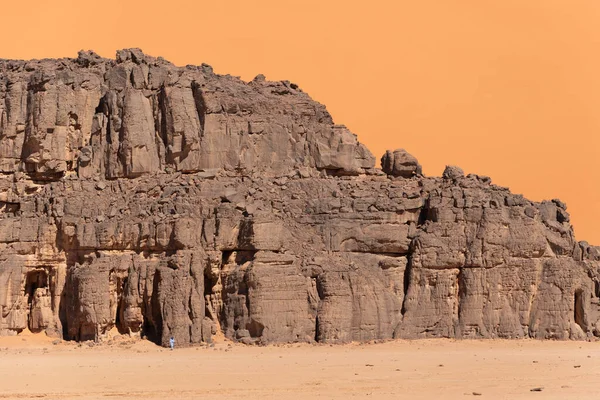 Splendida Vista Una Parete Rocciosa Gigante Nel Deserto Del Sahara — Foto Stock