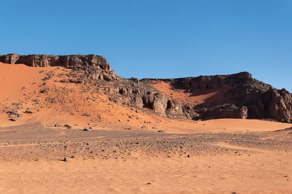 Cezayir 'deki kurbağa sanatının ulusal parkındaki güzel çöl manzarası.