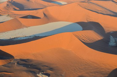 Namibya 'da kum tepecikli çöl manzarası. Afrika, Namibya.