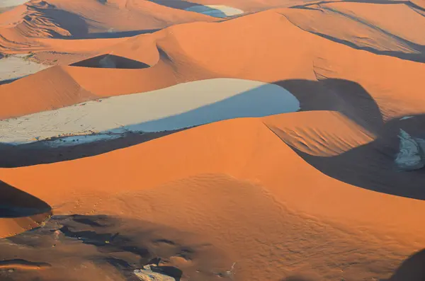Namibya 'da kum tepecikli çöl manzarası. Afrika, Namibya.