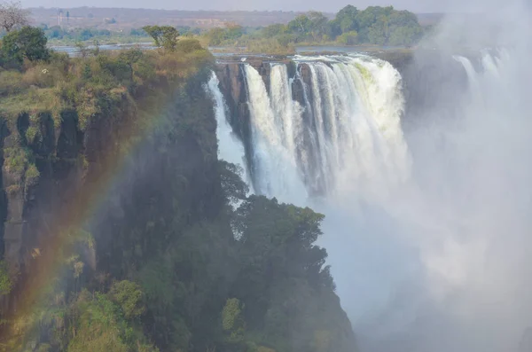 Victoria gökkuşağıyla düşüyor