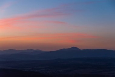 Dağların ardında güzel bir gün batımı