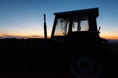 Akşamları yaşlı traktör.