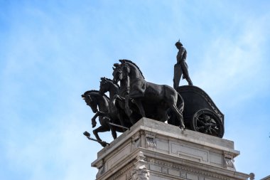 Madrid 'in çatısında heykel, İspanya