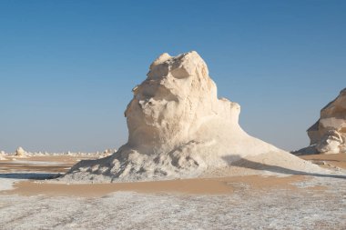 Mısır 'ın beyaz çölünde kayalık oluşum