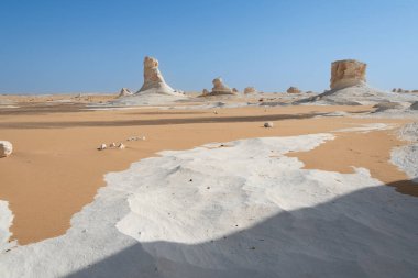Mısır 'da beyaz çöl ve güzel kaya oluşumları.
