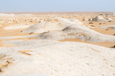 Mısır 'daki Sahara Çölü' nde bir dağı olan güzel bir manzara.