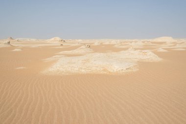 Çöldeki kum tepeleri
