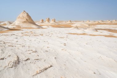 Mısır 'ın beyaz çölünde beyaz kum