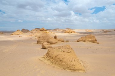 wadi al hitan 'daki kum tepeleri ve kayalar veya Mısır' daki balina vadisi