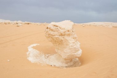 Mısır 'ın beyaz çölünde beyaz tuz