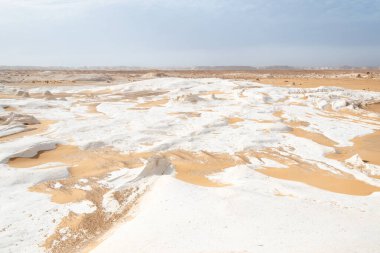 Sahara çölünde beyaz kum tepeleri. MısırName.