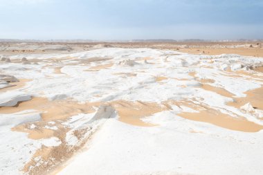 Sahara çölünde beyaz kum tepeleri. MısırName.