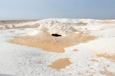 Mısır 'ın beyaz çöllerinde kaya oluşumları