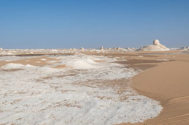 Beyaz kum tepeleri ve mavi gökyüzü, Mısır