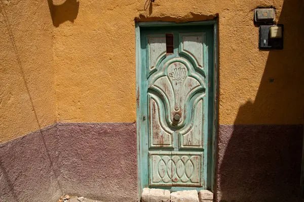 Şehrin eski ahşap kapısı.