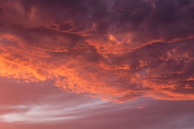 Güzel gün batımı gökyüzü bulutlu