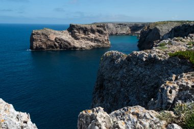 Denizin kayalık kıyıları
