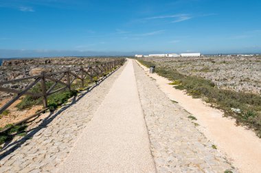 Algarve plajına giden yol manzaralı.