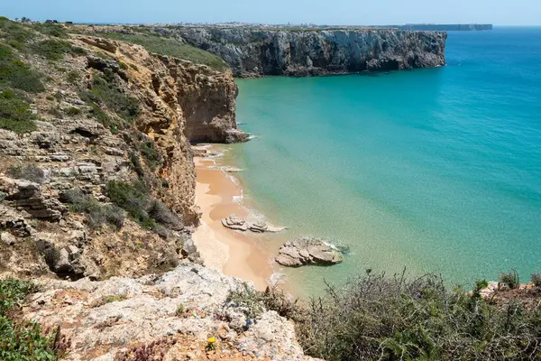 Portekiz 'deki Algarve kıyısında.