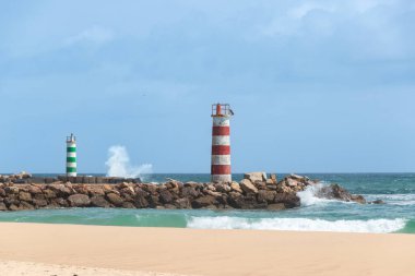 Ilha Deserta Portekiz sahilindeki deniz feneri.