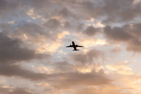 Gün batımında uçak inecek.