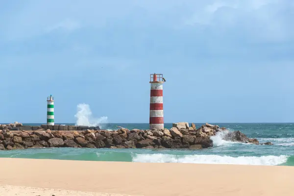 Ilha Deserta Portekiz sahilindeki deniz feneri.