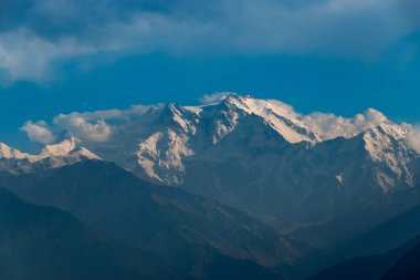 Karla kaplı güzel dağ manzarası - tepeli dağlar