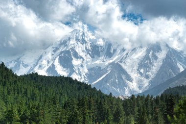 Bulutlu güzel dağ manzarası