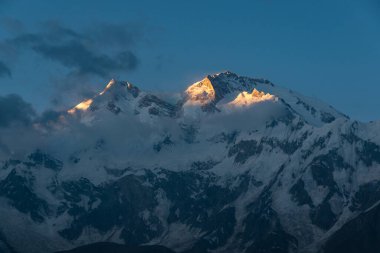 Dağlarda güzel bir gün batımı