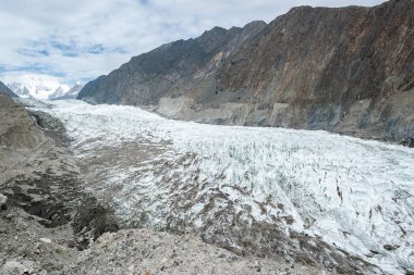 Pakistan 'daki Kafkas dağının buzulu.