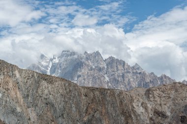 Pakistan 'daki Karakorum eyaletinin dağlarındaki dağ manzarası