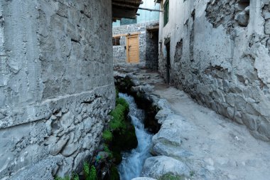 Kuzey Pakistan, Hushe Vadisi 'ndeki Khapulu Köyü sokağı.