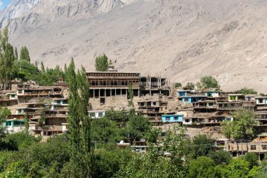 Kuzey Pakistan 'daki Machlu camiinin güzel manzarası.