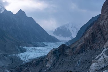 Passu buzulu ve Pakistan 'la dağların güzel manzarası