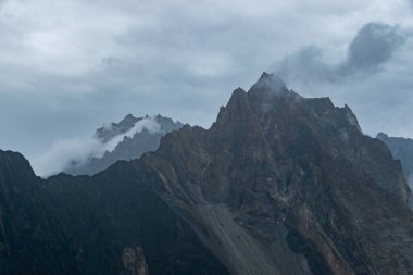 Dağlardaki dağ manzarası
