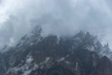 bulutlu ve dağlı güzel bir manzara.