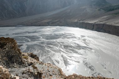 Nehir ve dağlarla dolu güzel bir manzara