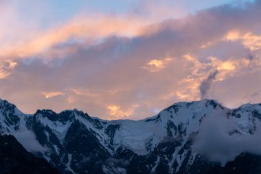 Dağlarda güzel bir gün batımı.