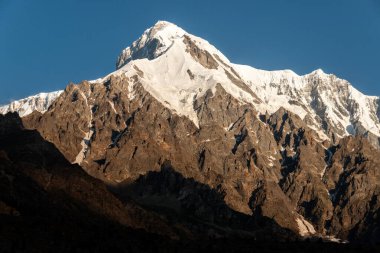 Karlı dağ manzarası