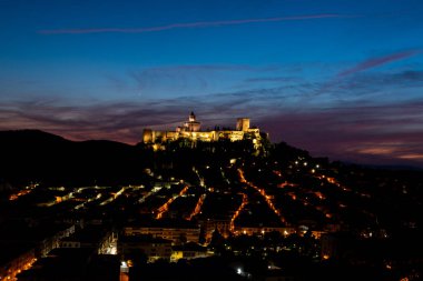 Eski Alcala şehrinin gece manzarası. Gerçek, Endülüs.